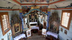 Kościół z Rogowa p.w. Matki Boskiej Pocieszenia w Parku Etnograficznym w Tokarni. Fot. PAP/P. Polak