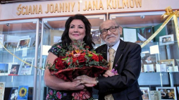 Dyrektor WOK Alicja Węgorzewska-Whiskerd (L) i Jan Kulma (P) podczas uroczystego otwarcia Ściany Joanny i Jana Kulmów w Warszawskiej Operze Kameralnej. Fot. PAP/M. Obara