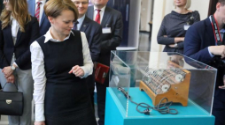 Minister przedsiębiorczości i technologii Jadwiga Emilewicz (2L) podczas otwarcia wystawy "Polska myśl technologiczna - wielki skok gospodarczy II Rzeczypospolitej". Fot. PAP/T. Gzell