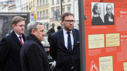 Podsekretarz stanu w Ministerstwie Spraw Zagranicznych Bartosz Cichocki (P) i ambasador Ukrainy w Polsce Andrij Deszczyca (2L) podczas otwarcia na froncie budynku Domu Polonii w Warszawie wystawy plenerowej Archiwum IPN „Rozkaz nr 00485. Antypolska operacja NKWD na sowieckiej Ukrainie 1937–1938”. Fot. PAP/P. Nowak