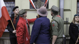Odsłonięcie tablicy upamiętniającej 100. rocznicę powstania ZHP na gmachu Teatru Dramatycznego im. Juliusza Osterwy w Lublinie. Fot. PAP/W. Jargiło