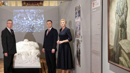 Prezydent Andrzej Duda (2P) z małżonką Agatą Kornhauser-Dudą oraz dyrektor Zamku Królewskiego Wojciech Fałkowski podczas zwiedzania wystawy „Znaki wolności. O trwaniu polskiej tożsamości narodowej” na Zamku Królewskim w Warszawie. Fot. PAP/L. Szymański