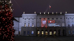 Iluminacja na fasadzie Pałacu Prezydenckiego z okazji 100. rocznicy wybuchu Powstania Wielkopolskiego. Źródło: KPRP