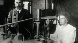 Maria Skłodowska-Curie i jej mąż Piotr Curie w laboratorium. Źródło: Wikimedia Commons
