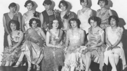 Grupa uczestniczek balu sylwestrowego w Kasynie Koła Literacko-Artystycznego we Lwowie. Okres międzywojenny. Źródło: NAC