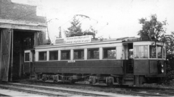 Wagon Elektrycznej Kolejki Dojazdowej (EKD) typu EN80 przed wagonownią. Widoczna tabliczka w języku niemieckim i polskim, informująca, że wagon ten przejechał 1000000 km. Sierpień 1943 r. Źródło: NAC