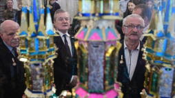 Warszawa, 19.12.2018. Wicepremier, minister kultury i dziedzictwa narodowego Piotr Gliński (C) podczas uroczystości wręczenia krakowskim szopkarzom odznak Zasłużony dla Kultury Polskiej, 19 bm. w MKiDN w Warszawie. Podczas 13. sesji Międzyrządowego Komitetu ds. Ochrony Niematerialnego Dziedzictwa Kulturowego UNESCO zapadła decyzja o wpisie krakowskich szopek na listę reprezentatywną niematerialnego dziedzictwa kulturowego ludzkości. Fot. PAP/J. Turczyk