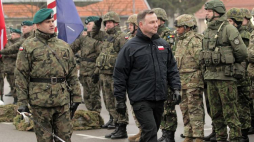 Prezydent Andrzej Duda (C-P) podczas uroczystości zakończenia ćwiczeń Anakonda-18 w Dowództwie Wielonarodowej Dywizji Północny-Wschód w Elblągu. Fot. PAP/T. Waszczuk