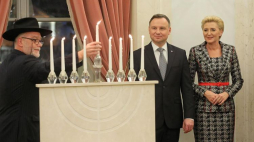 Prezydent RP Andrzej Duda (C) z małżonką Agatą Kornhauser-Dudą (P) i przewodniczący Gminy Wyznaniowej Żydowskiej w Gdańsku Michał Samet (L) podczas uroczystości zapalenia światełka chanukowego w Pałacu Prezydenckim w Warszawie. Fot. PAP/P. Supernak