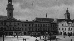 Cieszyn: ratusz miejski i studnia z figurą św. Floriana, na rynku tramwaj, dorożki. Fot. NAC