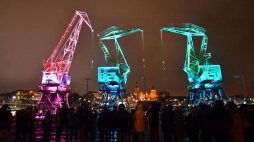 Premierowy pokaz iluminacji „dźwigozaurów”, zabytkowych dźwigów na szczecińskiej Łasztowni. Fot. PAP/M. Bielecki