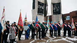 Złożenie kwiatów i odczytanie Apelu Poległych przed Pomnikiem Poległych Stoczniowców w Gdańsku w ramach obchodów 48. rocznicy Grudnia`70. Fot. PAP/M. Gadomski 