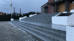 Wyremontowane schody do kościoła w Harmężach. Fot. ojciec Piotr Cuber