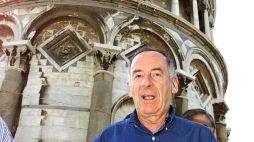 Prof. Michele Jamiolkowski przed Krzywą Wieżą w Pizie. 2001 r. Fot. PAP/EPA