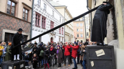 Lesław i Wacław Janiccy jako „Dwaj Chasydzi z Deską Ostatniego Ratunku” w widowisku „Żywe Pomniki” przed historyczną siedzibą Teatru Cricot 2. Fot. PAP/J. Bednarczyk