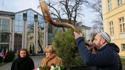 Wiceprzewodnicząca Komisji Rewizyjnej Zarządu Gminy Wyznaniowej Żydowskiej we Wrocławiu Halina Hila Marcinkowska (L) i wiceprzewodnicząca związku Gmin Wyznaniowych Żydowskich RP w Polsce Alicja Kłobus (2L) podczas uroczystości upamiętniających 79. rocznicę pierwszych deportacji kaliskich Żydów. Fot. PAP/T. Wojtasik