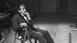 Tadeusz Kantor podczas próby do spektaklu Teatru Cricot 2 „Wielopole, wielopole...” Kraków, 1984 r. Fot. PAP/PAI/J. Ochoński