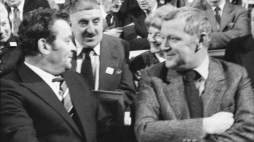 Kongres Kultury Polskiej na sali Teatru Dramatycznego. N/z. Józef Tejchma, Mieczysław Rakowski oraz Jerzy Waldorff. Warszawa, 1981-12-11. PAP/CAF/M. Szyperko