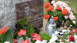 Obelisk poświęcony ks. Romanowi Kotlarzowi przed budynkiem dawnej parafii, obecnie Izbie Pamięci ks. Romana Kotlarza w miejscowości Trablice. Fot. PAP/P. Polak