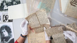 Eksponaty z kolekcji blisko 200 grypsów, jaką w darze od rodziny Antoniny Grygowej otrzymało Państwowe Muzeum na Majdanku. Fot. PAP/W. Pacewicz