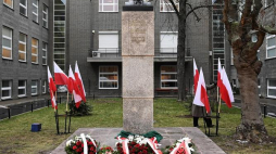 Odsłonięcie pomnika prezydenta Ignacego Mościckiego przed gmachem Technologii Chemicznej Politechniki Warszawskiej. Fot. PAP/R. Pietruszka