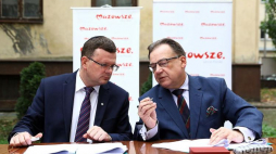 Marszałek województwa mazowieckiego Adam Struzik (P) i dyrektor Muzeum Getta Warszawskiego Albert Stankowski podczas podpisania umowy dzierżawy nieruchomości dawnego szpitala dziecięcego przy ul. Siennej/Śliskiej, na siedzibę Muzeum Getta Warszawskiego. Fot. PAP/R. Guz