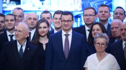 Premier Mateusz Morawiecki (C) podczas uroczystości wręczenia Nagród Prezesa Rady Ministrów. Fot. PAP/M. Obara
