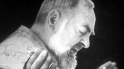 Ojciec Pio da Pietrelcina (Francesco Forgione) odprawia mszę świętą w rzymskim kościele 29 listopada 1964 r. Fot. PAP/ARCH./EPA