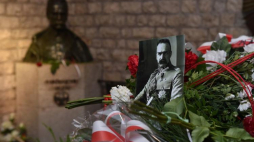 Kraków, sarkofag Józefa Piłsudskiego w Krypcie pod Wieżą Srebrnych Dzwonów w katedrze wawelskiej w Krakowie. Fot. PAP/J. Bednarczyk