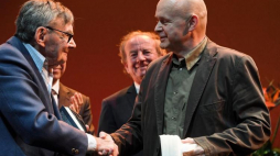 Warszawa, 04.12.2018. Współtwórca Muzeum POLIN Marian Turski (L) oraz laureat nagrody Tomasz Wiśniewski (P) podczas uroczystości wręczenia Nagrody POLIN w Muzeum Historii Żydów Polskich POLIN w Warszawie. Fot. PAP/P. Nowak