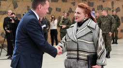 Nowy Glinnik (woj. łódzkie), 05.12.2018. Minister obrony narodowej Mariusz Błaszczak (L) i ambasador Stanów Zjednoczonych Ameryki w Polsce Georgetta Mosbacher (P) podczas wizyty w 25. Brygadzie Kawalerii Powietrznej, na terenie lotniska Nowy Glinnik. Fot. PAP/G. Michałowski
