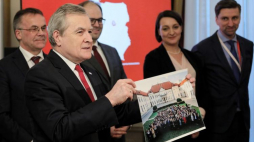 Warszawa, 05.12.2018. Wicepremier, minister kultury Piotr Gliński (2L), wiceministrowie kultury Jarosław Sellin (L), Paweł Lewandowski (3L) i Magdalena Gawin (2P) oraz dyrektor generalny resortu Jarosław Czuba (P) podczas uroczystości zakopania kapsuły czasu z okazji 100-lecia Ministerstwa Kultury i Dziedzictwa Narodowego, w siedzibie MKiDN w Warszawie. Fot. PAP/P. Supernak