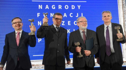 Warszawa, 05.12.2018. Laureaci nagród - prof. Andrzej Dziembowski (L) z Instytutu Biochemii i Biofizyki PAN w Warszawie, prof. Andrzej Gałęski (2P) z Centrum Badań Molekularnych i Makromolekularnych PAN w Łodzi, prof. Krzysztof Pachucki (2L) z Uniwersytetu Warszawskiego oraz prof. Timothy Snyder (P) z Yale University podczas uroczystości wręczenia Nagród Fundacji na rzecz Nauki Polskiej 2018. Fot. PAP/P. Nowak