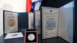 Lublin, 18.12.2018. Medal Sprawiedliwy wśród Narodów Świata przyznany pośmiertnie Antoniemu Teklakowi oraz dyplomy Honorowego Obywatelstwa Państwa Izrael dla Marianny Krasnodębskiej (z domu Jarosz) oraz rodziny Jaroszów. Fot. PAP/W. Pacewicz