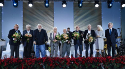 Warszawa, 18.12.2018. Laureaci Nagród Stowarzyszenia Filmowców Polskich: pierwszy dyrektor Związku Autorów i Producentów Audiowizualnych (ZAPA) Ryszard Kirejczyk (L), reżyser Paweł Kędzierski (3L), operator filmowy Stanisław Śliskowki (5L), scenarzysta Andrzej Mularczyk (4P), reżyser Henryk Bielski (4L), operator dźwięku Krzysztof Wodziński (2L), reżyserka Krystyna Krupska-Wysocka (2P), syn operatora filmowego Jerzego Wójcika - Tomasz Wójcik (3P) podczas gali przyznania Nagród SFP. Fot. PAP/J. Turczyk