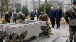 Premier RP Mateusz Morawiecki i wojewoda wielkopolski Zbigniew Hoffmann składają kwiaty na mogile generała Stanisława Taczaka. Fot. PAP/J. Kaczmarczyk
