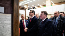 oznań, 27.12.2018. Premier RP Mateusz Morawiecki (2L) podczas uroczystości odsłonięcia Tablicy Wdzięczności w 100-lecie odzyskania przez Polskę Niepodległości i 100. rocznicę wybuchu Powstania Wielkopolskiego. Fot. PAP/M. Zakrzewski