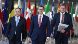 Premier Mateusz Morawiecki (C) w drodze na posiedzenie Rady Europejskiej. Bruksela, 13.12.2018. Fot. PAP/EPA