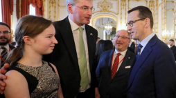 Premier RP Mateusz Morawiecki (P) podczas spotkania z przedstawicielami Polonii w Londynie.  20.12.2018. Fot. PAP/P. Supernak