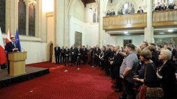 Premier RP Mateusz Morawiecki (L) podczas spotkania z Polonią w Londynie. 20.12.2018. Fot. PAP/P. Supernak