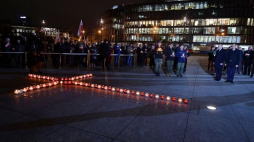 Prezydent Andrzej Duda (2P) i prezes IPN Jarosław Szarek (P) podczas uroczystości przed Krzyżem Papieskim na placu Piłsudskiego w Warszawie w ramach obchodów 37. rocznicy wprowadzenia stanu wojennego. Fot. PAP/M. Obara