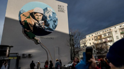 Mural we Wrocławiu przedstawiający himalaistkę Wandę Rutkiewicz. Fot. PAP/M. Kulczyński