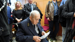 Kombatant, żołnierz AK Zbigniew Radłowski (C) na sali rozpraw Sądu Okręgowego w Krakowie. Fot. PAP/J. Bednarczyk