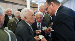 Szef Urzędu ds. Kombatantów i Osób Represjonowanych Jan Józef Kasprzyk (P) podczas spotkania opłatkowego weteranów walk o niepodległość. Fot. PAP/P. Nowak