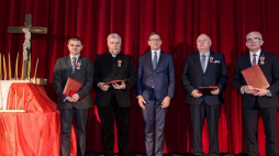 Prezes IPN dr Jarosław Szarek (C) oraz uhonorowani nagrodami IPN „Świadek Historii”: Przemysław Bartkowiak (L), ks. Roman Dworacki (2L), dr Zdzisław Kościański (2P) i Tomasz Łęcki (P) podczas gali w poznańskim kinie Rialto. Fot. PAP/J. Kaczmarczyk