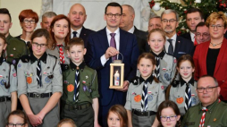 remier Mateusz Morawiecki (C) i członkowie Rady Ministrów podczas uroczystego odebrania Betlejemskiego Światła Pokoju od harcerzy Związku Harcerstwa Polskiego. Fot. PAP/B. Zborowski