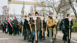 Uroczyste obchody 48. rocznicy wydarzeń Grudnia '70 w Szczecinie, przy głównej bramie Stoczni Szczecińskiej. PAP/J. Muszyński
