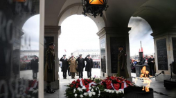 Ceremonia złożenia wieńców przed Grobem Nieznanego Żołnierza w Warszawie podczas uroczystości upamiętniającej 100. rocznicę wybuchu Powstania Wielkopolskiego. Fot. PAP/J. Turczyk