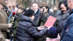 Córka rotmistrza Witolda Pileckiego Zofia Pilecka-Optułowicz (C) podczas przysięgi 6. Mazowieckiej Brygady Obrony Terytorialnej w Muzeum Żołnierzy Wyklętych i Więźniów Politycznych PRL w Warszawie. Fot. PAP/T. Gzell
