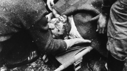 Katowice, 16.12.1981. Pacyfikacja kopalni "Wujek" i "Manifest Lipcowy" na początku stanu wojennego. Podczas pacyfikacji śmierć poniosło 9 górników. Fot. PAP/M. Janicki